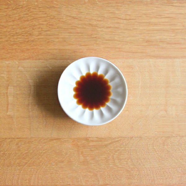 花が浮き出るしょうゆ皿【菊】　２枚セット